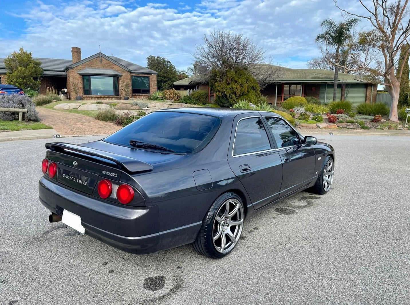 DORI NANA on Nissan Skyline R33 4 Door